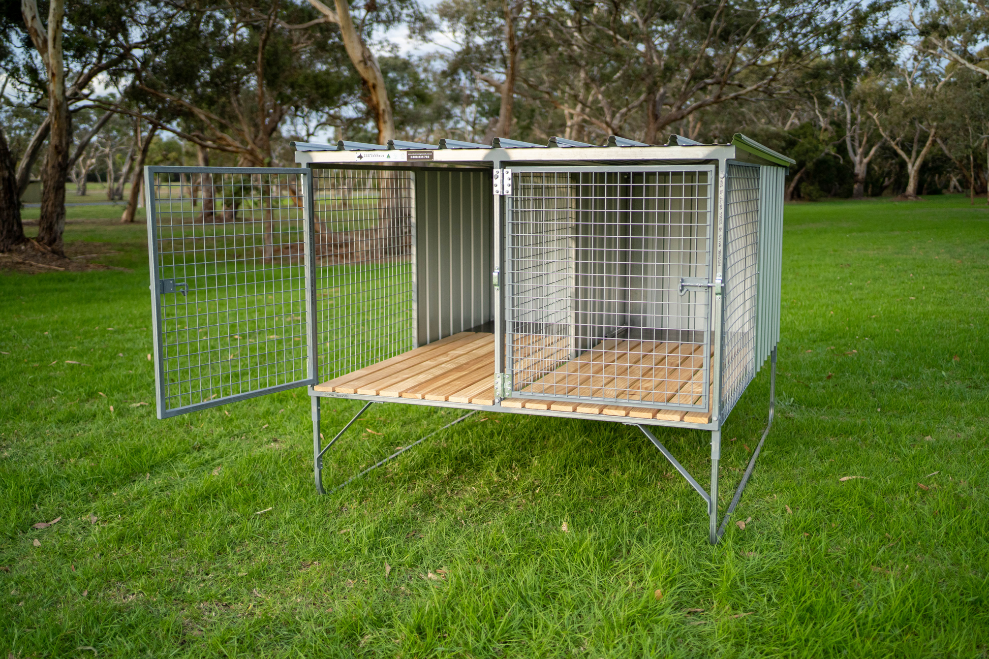 Elevated dog shop cage