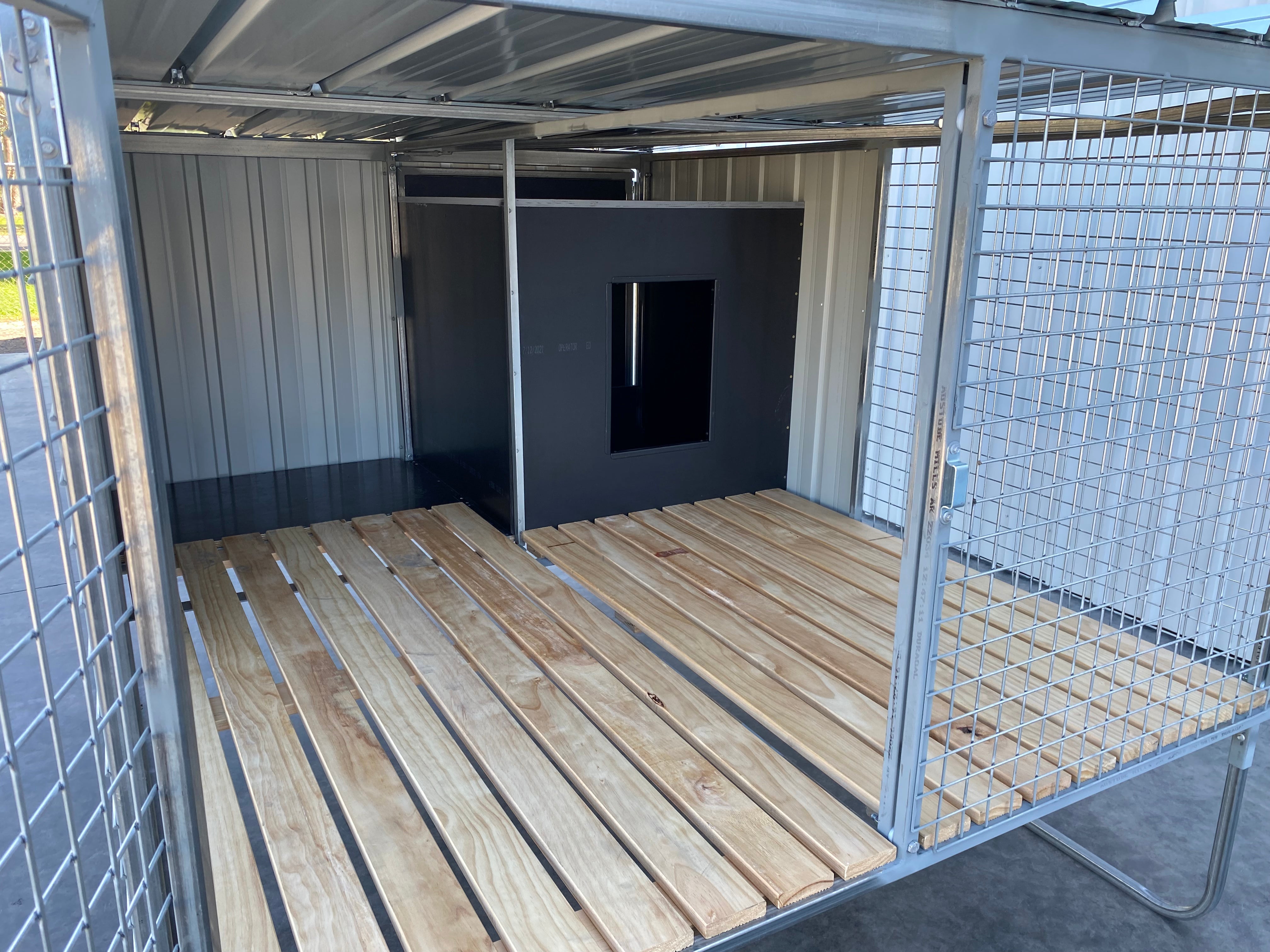 Raised dog outlet kennels